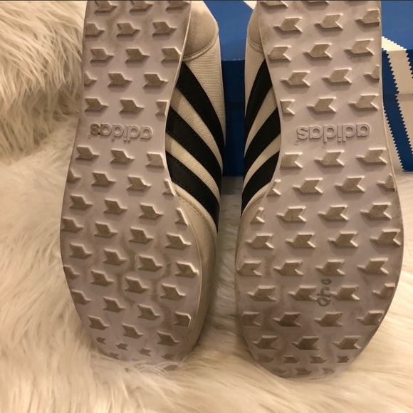 Reposh! Women’s White Adidas Size 9 - Picture 3 of 4